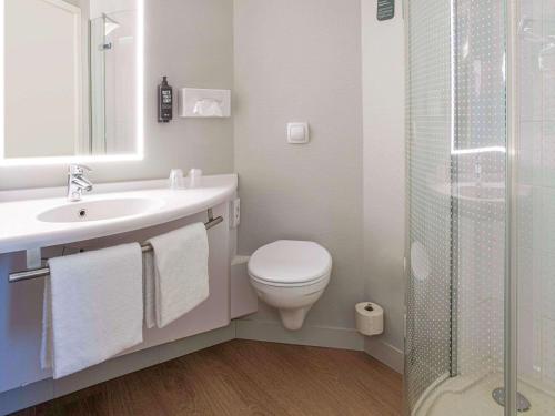 滑铁卢宜必思布鲁塞尔滑铁卢酒店的浴室配有卫生间、盥洗盆和淋浴。
