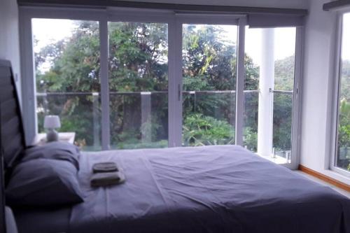 马埃岛贝拉扎尔区Baie Lazare View的一间卧室设有一张床和一个大窗户