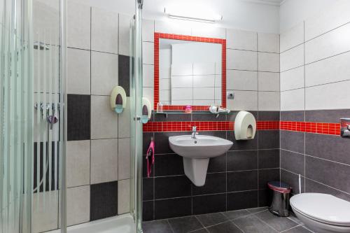 佐洛埃格塞格Corner Motel的一间带水槽、卫生间和镜子的浴室