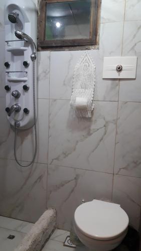 萨尔塔Viajeros的带淋浴和卫生间的浴室。