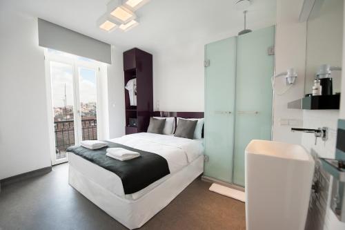 伊斯坦布尔Wabi Sabi Hostel Istanbul的一间卧室设有一张大床和一个窗户。