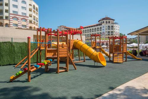 阳光海滩Melia Sunny Beach All Inclusive的公园里一个带滑梯的游乐场