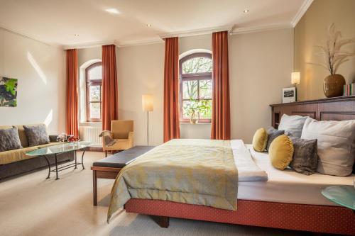 Marxen林登霍夫乡村旅馆的一间带大床的卧室和一间客厅