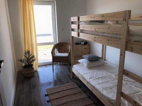 乌斯特卡Apartament pod Jaskółką的一间卧室设有两张双层床和一扇窗户。