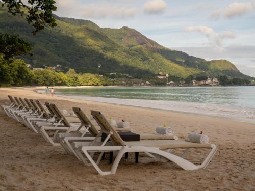 博瓦隆萨沃伊塞舌尔度假村的海滩上一排躺椅