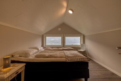史特林Flotunet - Jørnhuset的阁楼上的卧室配有一张大床