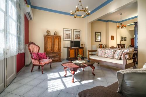 雅典ViLLA127的客厅配有沙发和桌子
