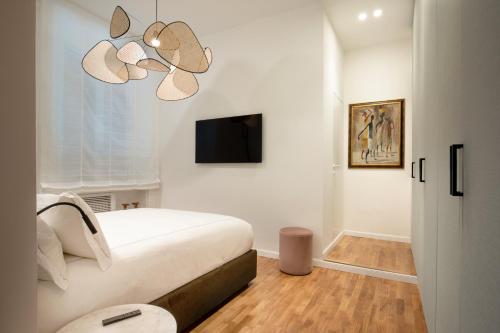 罗马Casavignoni luxury apartment with terrace的一间卧室配有一张床和一台平面电视
