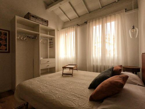 巴萨诺－德尔格拉帕Al Vecchio Porto的一间卧室配有一张带两个枕头的床