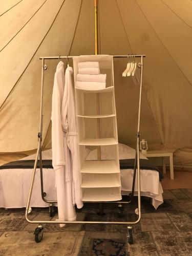 Brundby朗姆罗姆酒店的帐篷内的衣架和衣服