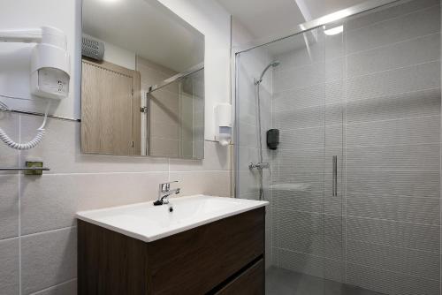 阿尔克萨尔Bellavista 2的一间带水槽和淋浴的浴室