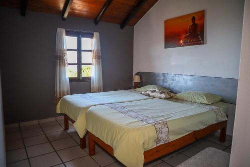 蓬他达维托亚Casas Tipicas Candelaria Tabua的一间卧室设有一张床和一个窗口
