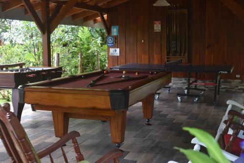 福尔图纳洛卡尼格拉德阿雷纳尔酒店的一张位于房间中间的台球桌