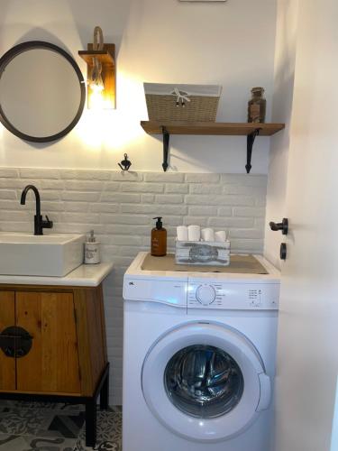 阿特米达Philia Apartment的一间带盥洗盆的浴室内的洗衣机