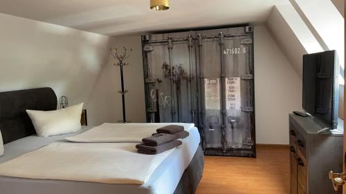 威廉港Gästehaus 53 Nord的酒店客房设有两张床和电视。