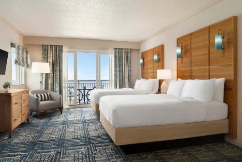 大洋城Holiday Inn & Suites Ocean City, an IHG Hotel的酒店客房设有两张床和一个阳台。