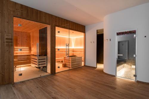 塞扎纳Boutique Hotel Grahor的客房设有带木质墙壁和木地板的浴室。