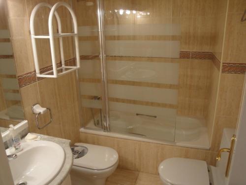 德尼亚Apartamento Rosaleda的带淋浴、卫生间和盥洗盆的浴室