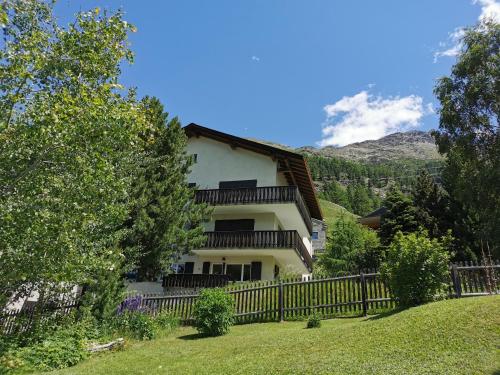 蓬特雷西纳Ferienwohnung Pontresina - Chesa Andrea - Gartensitzplatz的相册照片