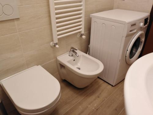 莫内利亚La Casetta di Sofia 2的浴室配有白色卫生间和盥洗盆。
