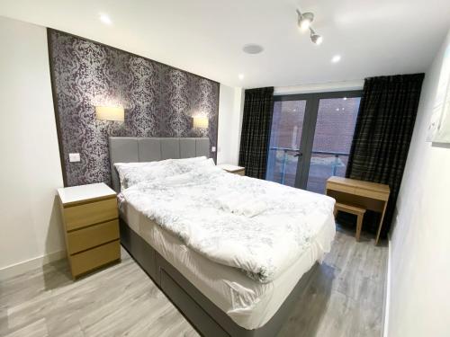 曼彻斯特Cosy City Centre Location, Hydro Massage Showe的卧室设有一张白色大床和一扇窗户。