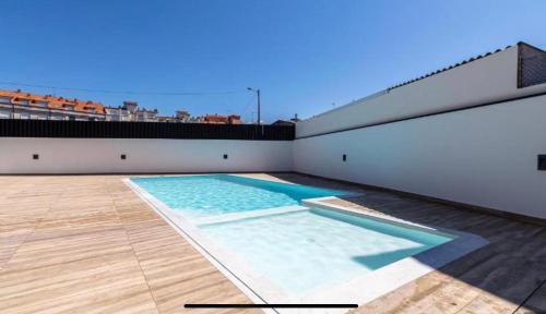 波多诺伏CANELAS SUITES PREMIUM NUEVOS con PISCINA, AMPLIAS TERRAZAS Y GARAJE的建筑物屋顶上的游泳池