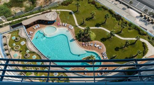 伊斯坦布尔Luxury 2 Room Suite Apartment With Seaview In Center的享有度假村游泳池的空中景致