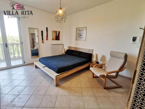 瓦斯托Villa Rita - Casa Vista Mare - Vasto Punta Penna的一间卧室配有一张床和一把椅子