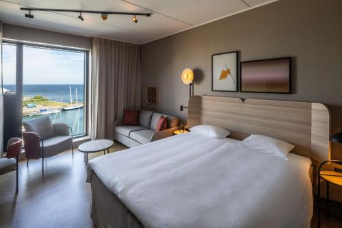 哥本哈根Scandic CPH Strandpark的酒店客房设有一张床和一个大窗户