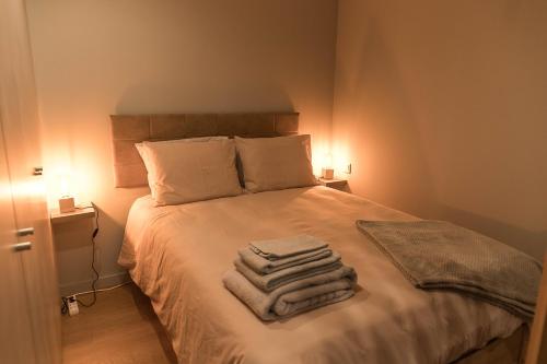 阿威罗Sal, Terra e Mar的一间卧室配有带毛巾的床