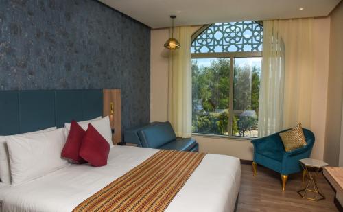 桑给巴尔Golden Tulip Zanzibar Airport Hotel & Spa的一间设有大床和窗户的酒店客房