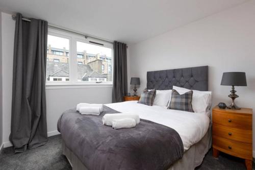 爱丁堡The Edinburgh Rooftop Terrace的一间卧室设有一张大床和一个窗户。