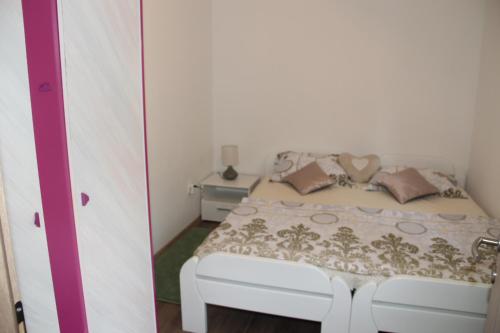 利夫诺Apartman ANA Livno - biker friendly的卧室配有带枕头的白色床