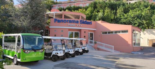 斯达林Panorama Sidari的停在大楼前的一排高尔夫球车