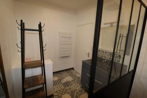 Rigny-UsséGîtes du Franc Rosier的浴室设有黑色梳妆台和镜子
