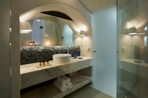 Rhenia's Suites的一间浴室