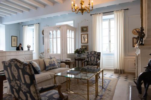 圣马丹德雷图拉斯酒店的客厅配有沙发和椅子
