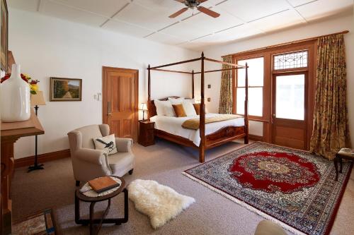 Little RiverKaituna Valley Homestead的客厅配有床和椅子