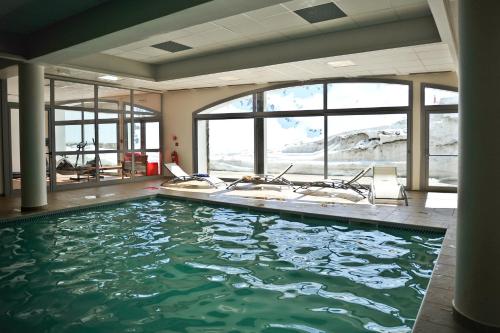 拉姆吉美尔特高尔夫皮克杜米迪公寓的浴室设有窗户,拥有大型水池