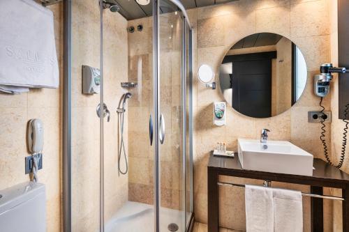 基瑞纳机场萨勒酒店的一间浴室