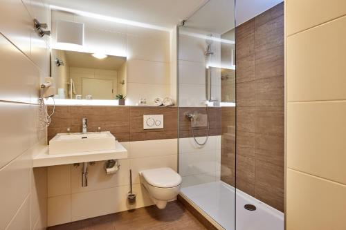 格雷茨里德Hotel Alter Wirth的浴室配有卫生间、盥洗盆和淋浴。