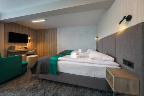 维斯瓦波德杰德拉米酒店的一间酒店客房,配有一张床和一台电视