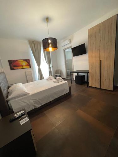 巴里Relais Petruzzelli的一间卧室配有一张床、一个橱柜和一张桌子