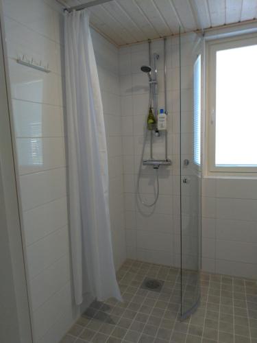 于韦斯屈莱Apartments Käyräkatu的带淋浴的浴室和玻璃门