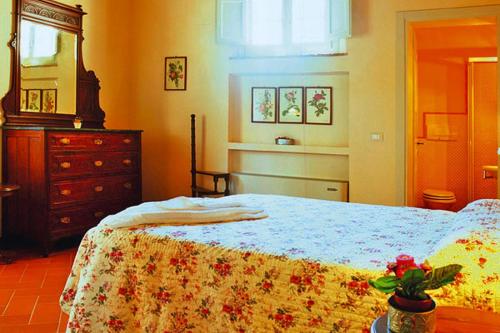 Holiday resort Borgo della Meliana Gambassi Terme - ITO06470-DYC客房内的一张或多张床位