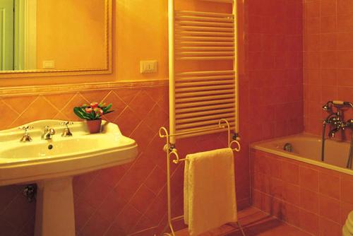 Holiday resort Borgo della Meliana Gambassi Terme - ITO06470-DYC的一间浴室