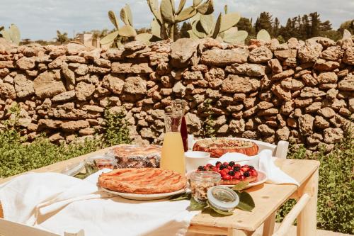 加利波利马赛利亚夫吉酒店的一张桌子上放着馅饼和水果