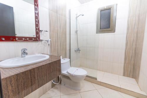 利雅德مقصورة مرسال سويت的浴室配有卫生间、盥洗盆和淋浴。