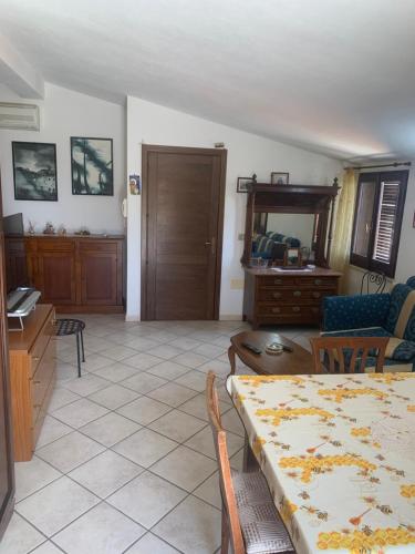 内比达Casa vacanze Nebida的客厅配有床和桌椅