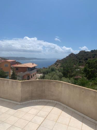 内比达Casa vacanze Nebida的房屋的阳台享有海景。